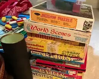 Various vintage puzzles and games.