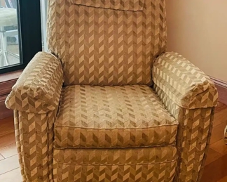 $180 	
#11 LazyBoy Classic recliner green print a stain in lower right back 36Wx33Dx38T	
