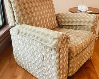 $180 	
#11 LazyBoy Classic recliner green print a stain in lower right back 36Wx33Dx38T	