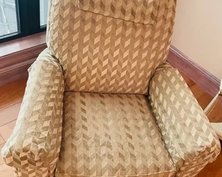 $180 	
#11 LazyBoy Classic recliner green print a stain in lower right back 36Wx33Dx38T	