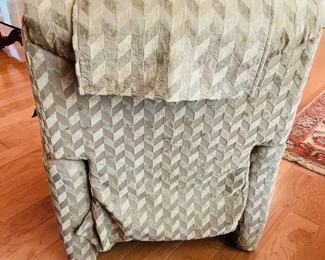$180 	
#11 LazyBoy Classic recliner green print a stain in lower right back 36Wx33Dx38T	