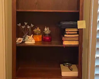 $200 	
#23 bookcase wood quality 6 shelves 27x12x90	