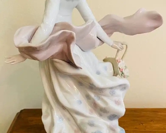 $150 	
#40 Lladro Spring splendor young lady with basket 	