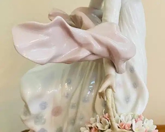 $150 	
#40 Lladro Spring splendor young lady with basket 	
