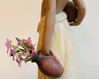 $250 	
#41 Lladro chalkware pottery native American girl 									
		12323 Aguadora con dos cantaros Water girl	