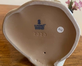 $250 	
#41 Lladro chalkware pottery native American girl 									
		12323 Aguadora con dos cantaros Water girl	