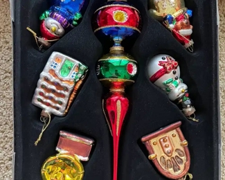 $46 
#52 Thomas Museum serie 2 Boxes Christmas Ornaments 