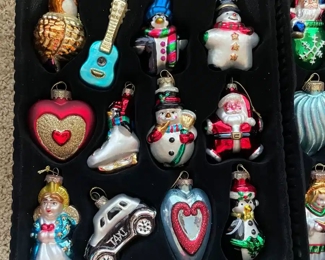 $46 
#52 Thomas Museum serie 2 Boxes Christmas Ornaments 
