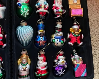 $46 
#52 Thomas Museum serie 2 Boxes Christmas Ornaments 