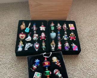 $46 
#52 Thomas Museum serie 2 Boxes Christmas Ornaments 