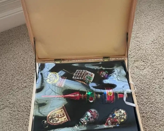 $46 
#52 Thomas Museum serie 2 Boxes Christmas Ornaments 