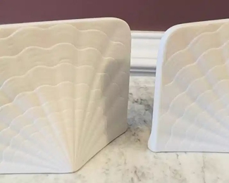 $30 	
#54 Set of 2 lladro bookends  	