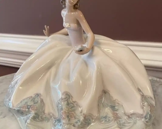 $295 	
#55 Lladro Sentada en La Fiesta at the Ball with box	