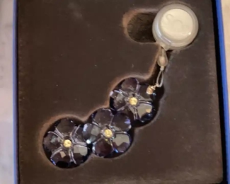 $34 	
#59 Swarovski trio blue flowers suncatcher 264 with box 	