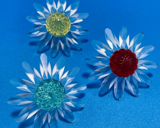 $36 	
#80 Swaroski 3 daisy daisies flowers green/red/yellow		