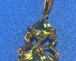 #99- $90 -14kt marked pendant with Lime quartz double princess pendant 2.29 grams
