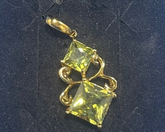 #99- $90 -14kt marked pendant with Lime quartz double princess pendant 2.29 grams
