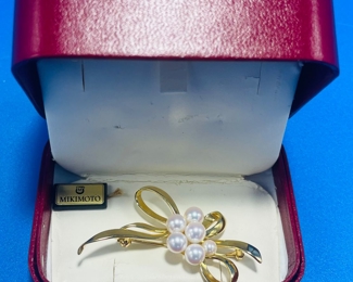 $295 - #105 Mikomoto gold brooch / pearls 9.4 gram