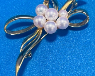 $295 - #105 Mikomoto gold brooch / pearls 9.4 gram