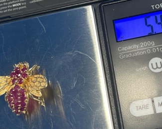 #121 - $150 - 14kt gold bee with little rubies marked 5.3gr