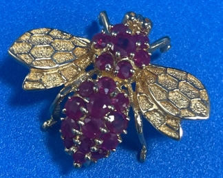 #121 - $150 - 14kt gold bee with little rubies marked 5.3gr
