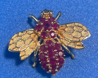 #121 - $150 - 14kt gold bee with little rubies marked 5.3gr