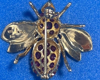 #121 - $150 - 14kt gold bee with little rubies marked 5.3gr