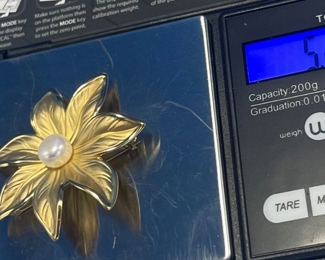 #122 - $130 - 14kt gold poinsetta brooch/pendant marked 5.21gr