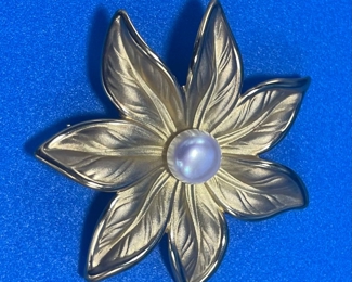 #122 - $130 - 14kt gold poinsetta brooch/pendant marked 5.21gr
