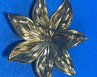 #122 - $130 - 14kt gold poinsetta brooch/pendant marked 5.21gr