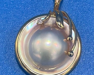 #123 - $130 - 14kt gold Moby pearl 1 1/2"T marked 5.gr