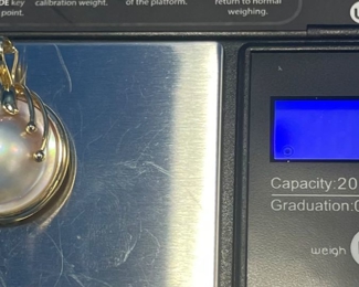 #123 - $130 - 14kt gold Moby pearl 1 1/2"T marked 5.gr