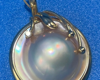 #123 - $130 - 14kt gold Moby pearl 1 1/2"T marked 5.gr