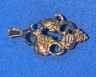 #129 - $66- 10kt gold grape pendant 10kt 3.8gr 1 1/4"T