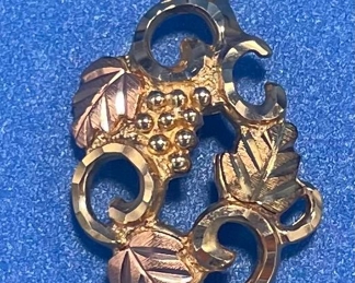 #129 - $66- 10kt gold grape pendant 10kt 3.8gr 1 1/4"T