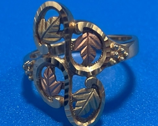 #130 - $68 - 10kt ring multi color floral 3.98gr. Sz 8 3/4