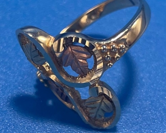 #130 - $68 - 10kt ring multi color floral 3.98gr. Sz 8 3/4