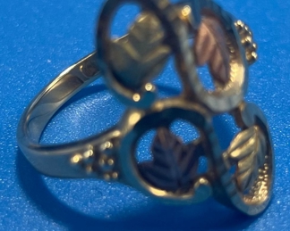 #130 - $68 - 10kt ring multi color floral 3.98gr. Sz 8 3/4