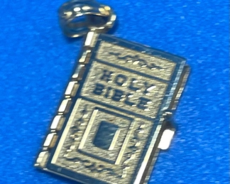 #135 - $80 -14kt gold charm bible opens 1 1/2" 3.19 gr 