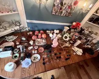 Dinning room table with extension leafs.