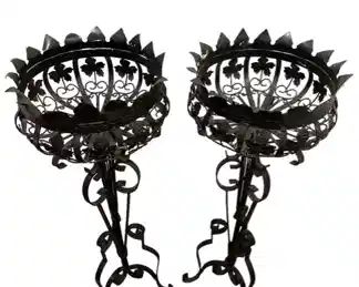 $280 USD Pair of Large Wrought Iron Leaf Design Plant Flower Stands CD131-63 Description: Gorgeous pair of wrought iron jardinières or plant stands featuring a rich patinated metal finish. Covered with beautiful wrought iron leaves over a scrolled base with tripod legs. Large 12 inch opening on top of planters
Condition: Excellent condition
Dimensions: 12 x 12 x 32"H
Local pick up Leesburg, VA. Contact us for shipper suggestions. https://goodbyhello.com/products/pair-of-wrought-iron-leaf-design-plant-flower-stands-cd131-63?_pos=14&_sid=f12698c32&_ss=r