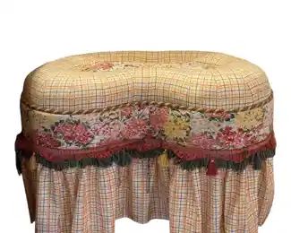 $350 USD Upholstered French Country Kidney Bench TM193-15 This French country bench / poof is absolutely adorable! Perfect pop of interest for a bedroom, sitting room or even a vanity chair.
Dimensions: 28 x 16 x 20"H
Condition: Very good condition
Local pick up Sterling, VA. Contact us for shipper suggestions. https://goodbyhello.com/products/upholstered-kidney-bench-tm193-15?_pos=3&_sid=6bfff0fb0&_ss=r