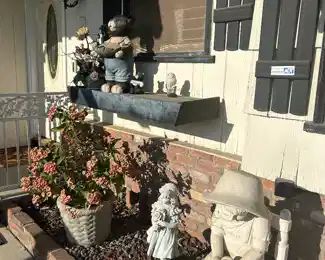 Statues & planters