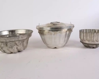 Lot 6127 Lot of 3 Vintage Metal Baking Molds Pans