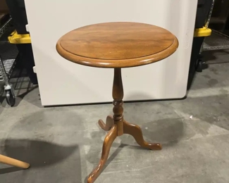 Lot 4149 Ethan Allen Small Wooden Side Table