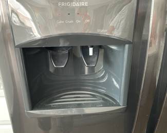 Frigidaire 22-cu ft Side by Side Refrigerator with Ice Maker - Black Stainless Steel