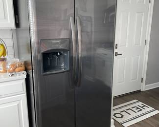 Frigidaire 22-cu ft Side by Side Refrigerator with Ice Maker - Black Stainless Steel