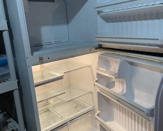 GE Top-Freezer Refrigerator 