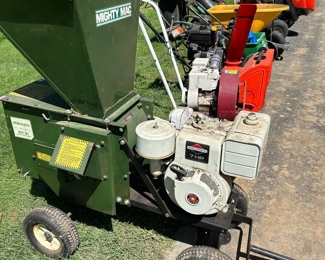 MIGHTY MAC WOOD CHIPPER  TOW BEHIND IN LIKE NEW CONDITION