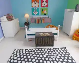 QUEEN BED - DRESSERS AREA RUG & CHEST